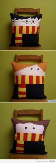 围了围巾的抱枕 B162