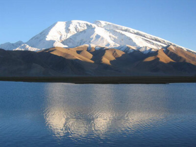 慕士塔格峰。慕士塔格维语意为“冰山”，坐落在新疆阿克陶县与塔什库尔干的交界线上，由几座山峰组成，主峰公格尔高达7719米，是东帕米尔高原三高峰之一。