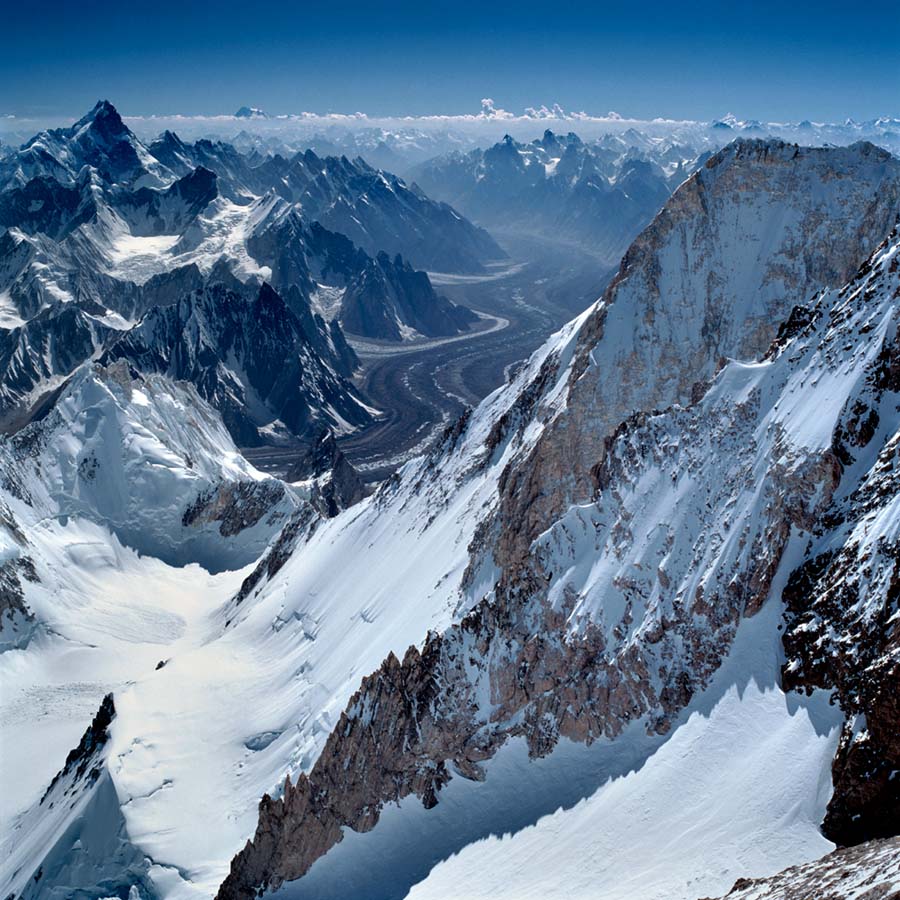 “乔戈里”，塔吉克语，意为“高大雄伟”。乔戈里峰海拔8611米，它是喀喇昆仑山脉的主峰，也是世界上第二高峰，国外又称K2峰。乔戈里峰位于东经 76。5度，北纬35。9度，座落在喀喇昆仑山的中段。属中国的一侧，在新疆维吾尔自治区叶城县境内。是国际登山界公认的攀登难度较大的山峰之一。