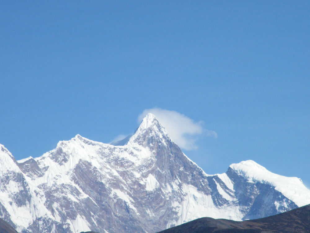 南迦巴瓦峰是西藏林芝地区最高的山，海拔7782米。南迦巴瓦峰的高度排在世界最高峰行列的第15位，但它前面的14座高山全是海拔8000米以上山峰，因此南迦巴瓦是7000米级山峰中的最高峰。 “南迦巴瓦”藏语意为“直刺蓝天的战矛”。南迦巴瓦峰主峰高7782米，有冰山之父的美誉。