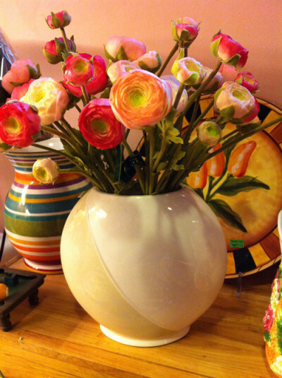 清新素雅的手绘釉下彩陶瓷花瓶，配着甜蜜浪漫的花，真可谓浓妆淡抹总相宜～相信美好，发现美好，美好就会在你身边。。。