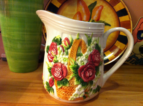田园系手绘釉下彩陶瓷水樽，除了装果汁牛奶什么的，用来插花也是很不错的选择呀。。
