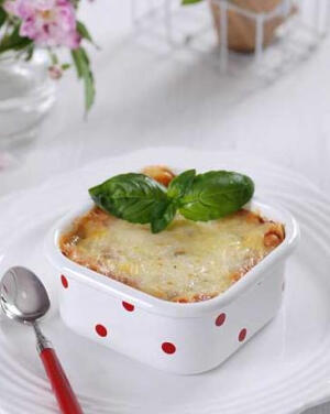 牛肉酱焗意大利千层面：原料：意大利千层面3片、牛肉酱适量、切达奶酪2-3片、马苏里拉奶酪50g、干罗勒少许。做法1、锅里烧水，水开后放入少许盐和橄榄油，放入面片煮8-10分钟约8成熟。捞出浸泡凉水中；2、取一合适容器，先放一层牛肉酱，铺一层面片和奶酪片，再抹一层牛肉酱（我用的方形搪瓷小碗，把千层面片一切为二放入正好，如果是需要当做便当带午餐用微波炉加热的话，请用玻璃容器。）；　　3、继续铺面片和奶酪片，直到顶部。我一共铺了6层，奶酪只放了2片，喜欢奶酪的可以多放。最后抹好酱，撒少许罗勒，最上面铺上马苏里拉奶酪。烤箱预热200度，中层，上下火，15分钟。或者根据自己喜欢的程度