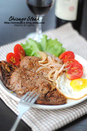 芝加哥牛排：原料：安格斯牛排、cook100酷克壹佰芝加哥精品牛排调料、黄油、洋葱、小番茄、生菜、鸡蛋。做法：1、材料：安格斯牛排、cook100酷克壹佰芝加哥精品牛排调料、黄油、洋葱、小番茄、生菜、鸡蛋；2、牛排双面抹上cook100酷克壹佰芝加哥牛排调料，腌约15分钟；3、平底锅放入黄油；4、黄油溶化后放入牛排，大火煎约1、2分钟即可；5、牛排盛出后，加入洋葱利用锅中余油翻炒熟即可。然后配上蔬菜摆盘，美味就是这么简单哦。
