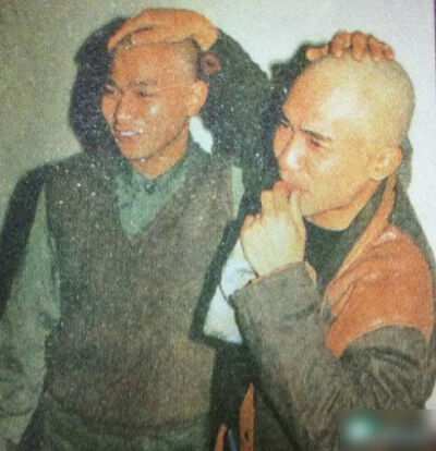 1984年伟仔和华仔剃头拍《鹿鼎记》。27年后，两人已经不再随便光头，但依旧大打动作，一个拍了《一代宗师》，一个拍了《新少林寺》……