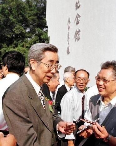 这是1999年9月25日，周海婴在新竣工的上海鲁迅纪念馆门前迎接故友新朋。