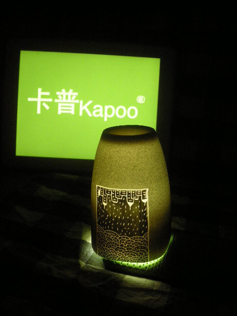 一秒变夜光杯 ，你家的杯子可以吗··试一试吧········卡普KAPOO手工杯。。 新浪微博 ：卡普KAPOO。。。