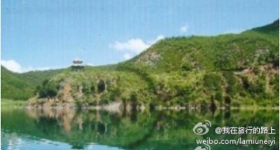 在四川省泸沽湖的王妃岛发生了这样神奇的一幕——小岛与掩映在湖水中的倒影形成了一尊美丽的“睡佛