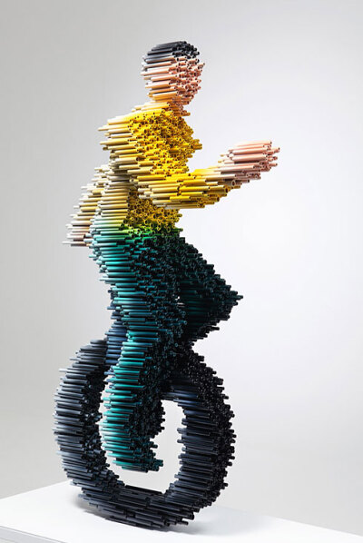 太牛了~！一名韩国艺术家Kang Duck-Bong，硬是用PVC管鼓捣出了另外一种风格的雕塑，而且更加动感！