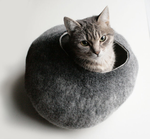 手工的羊毛猫窝，灰色石头形状，呆在里面舒服吗？