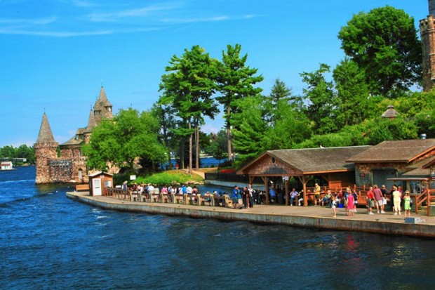 Thousand Islands(千岛湖) 这不是国内的千岛湖，而是美加边界的Thousand Islands(千岛湖) 安大略湖的湖水流出注入圣劳伦斯河，在圣劳伦斯河河湾有大小天然岛屿1865个,人工岛屿1个，被称作千岛湖。