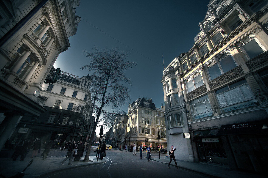 广角镜里的城市。雾都，伦敦。Tags: London, street, trees, houses, people