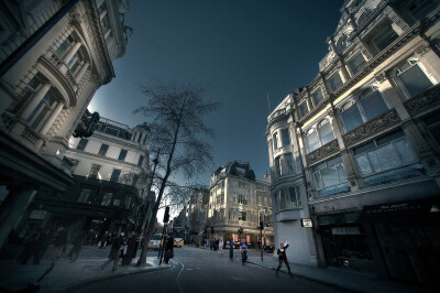 广角镜里的城市。雾都，伦敦。Tags: London, street, trees, houses, people