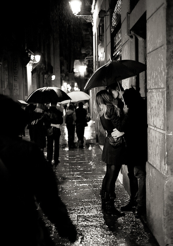 "Lovers in the rain" by Ian RP。