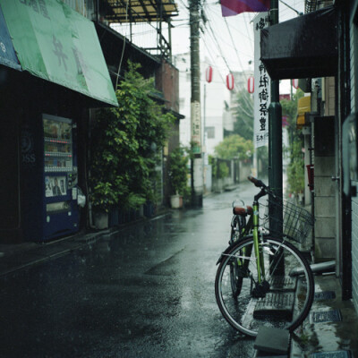 喜欢下雨的街。