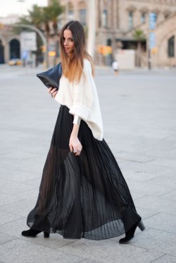 出街记——飘逸的黑色透视纱裙搭配丝质的白衬衫，很灵动，裸靴是长裙搭配不错的选择。