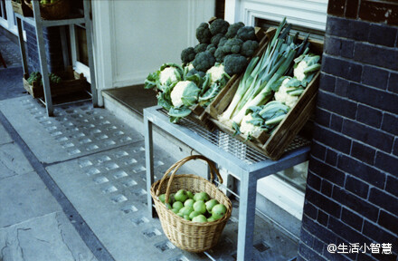 【低热量蔬果排行榜】N0.1 黄瓜——热量：15 大卡(每100克)；N0.2 苦瓜——热量：19 大卡(每100克)；N0.3 柠檬——热量：19 大卡(每195克)；N0.4 西红柿——热量：19 大卡(每100克)；N0.5 西瓜——热量：25 大卡(每100克)；N0.6 葡萄柚——热量：33 大卡(每100克)