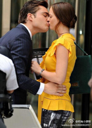 Chuck：“your world would be much easier if I didn't come back. 如果没有我，你的世界会简单些。。。。Queen B ：“but it wouldn't be my world without you in it.” 但是失去了你，我的世界将不复存在