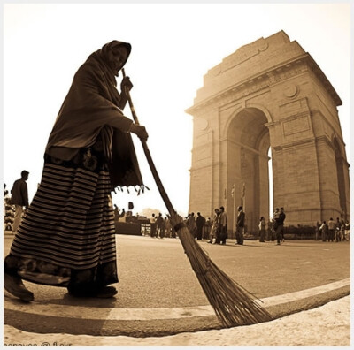 印度。清扫马路的女人。