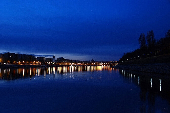  多瑙河的夜景。水天一色。