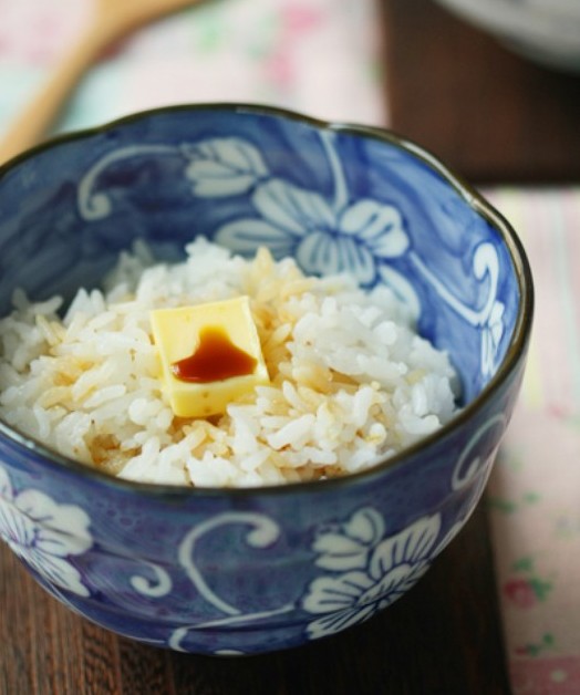 牛油拌饭的做法 步骤1 蒸好热米饭，用木勺把米饭弄得松散 步骤2 盛起放进碗里，加入一小块牛油，可以是有盐的也可以是无盐的，用热饭盖住牛油片刻，让油脂融化 步骤3 再滴上几滴的生抽，然后把饭拌匀就可以享用了