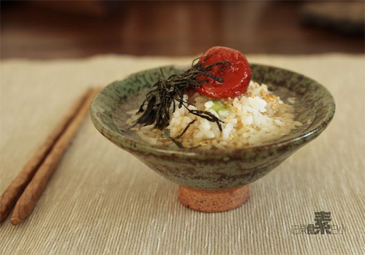 梅子茶泡饭做法：将米饭盛到碗中，撒上盐、酱油、熟芝麻、海苔丝最后摆上梅子 用烫烫的水沏茶，倒入碗中，没过米饭2/3处即可 小贴士 梅子：要买日式的盐渍黄梅，淘宝有售 茶：通常用日式玄米茶或煎茶，总而言之是蒸青绿茶，没有的话普通绿茶也可芥末：可有可无，根据个人口味