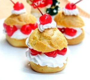 奶油泡芙：原料：低筋面粉100克、水170克、黄油80克、糖1勺、盐少许、土鸡蛋3个半左右。做法：1、水、盐、糖、黄油一起放入锅里；2、中火加热并搅拌至煮沸；3、转小火，筛入低粉，用勺子快速搅拌，使面粉和水完全混合在一起不粘锅后关火，继续搅拌使面糊散热至不烫手；4、分三次逐步加入鸡蛋，边加鸡蛋边搅拌；5、加鸡蛋的时候注意随时用勺子挑起鸡蛋糊，呈倒三角的时候就不用再继续加鸡蛋了；6、用花嘴挤到垫锡纸的烤盘上，距离间隔开一点，烤箱中层，上下火，210度烤焙10-15分钟，再180度，烤25分钟左右，直到泡芙表面黄褐色；7、淡奶油加糖打至干