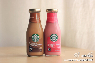 很多人都喝过这种瓶装Frappuccino，可是你们不觉得奇怪吗？Frappuccino不是星冰乐嘛， 稀拉拉的何来冰? 后来才知道，原来喝这种罐装，是要先把它雪藏至0℃，再拧开盖轻敲瓶子底部，这样就会"xu"一声整瓶结冰，瞬间形成真正的星冰乐.。它二十多块钱的价值就在这里。