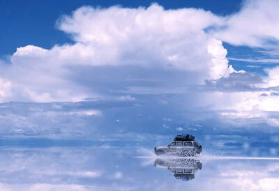 乌尤尼盐沼（Salar de Uyuni）位于玻利维亚西南部乌尤尼小镇附近，是世界最大的盐沼，被誉为“天空之镜”