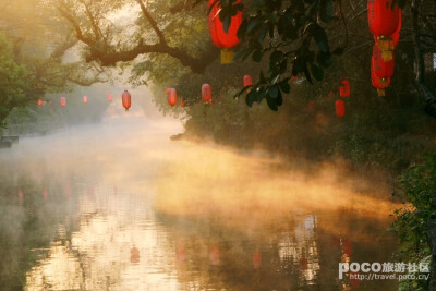 水汽袅袅，几线阳光，红灯高挂，一份朦胧的清晨