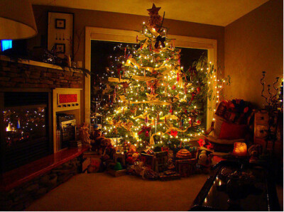 挂满礼物的圣诞树
