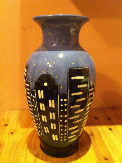 蓝色手绘釉下彩陶瓷花瓶，灯火阑珊处处，总有一盏灯是为自己亮着。。