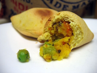 49. 印度咖喱土豆卷饼(Masala dosa)。用米糊摊成一张香脆的薄饼，包上辛香的土豆泥，然后蘸着椰子酸辣酱、泡菜、西红柿扁豆酱等佐料吃。 这是一种极好的早餐食品，为你提供整个上午的能量，而午餐时你可能还想再来上…