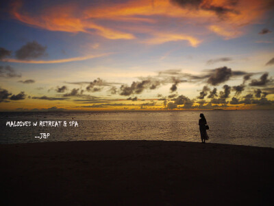 马尔代夫 W RETREAT&SPA（宁静岛）夕阳~沙滩上的我，大宝拍的超有感觉（原图）——2011.12.11大宝&PP @芭妲芭妲