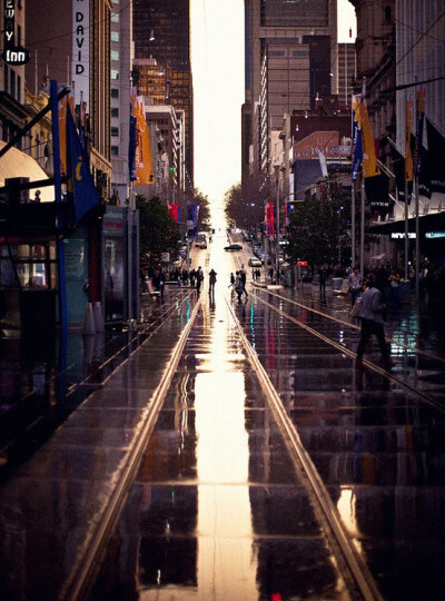 日落大道，下过雨的黄昏。