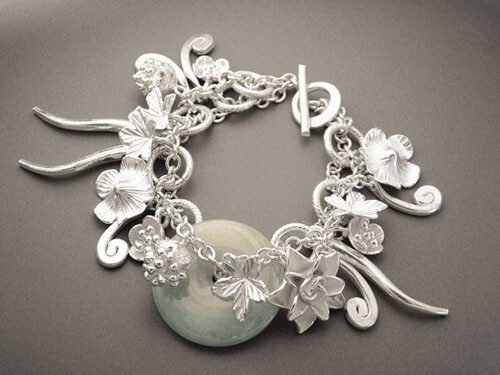 穿梭于樱花中的雪月——好吧！我爱死这条手链了！http://browse.deviantart.com/artisan/jewelry/?order=9&offset=480#/dhij99