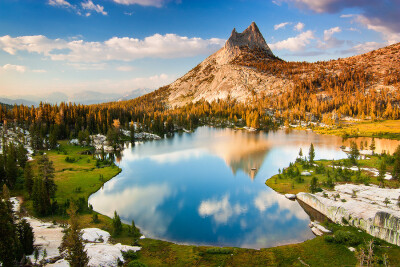 加利福尼亚州约塞米蒂国家公园 Upper Cathedral Lake