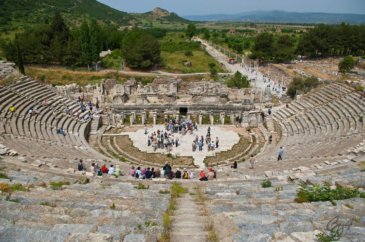 以弗所的露天大剧院（The Great Theater ）。依山而建在Mt. Pion山脚下，可以容纳大约25,000 人。“音响效果极好，每一个座位都可以清晰地听到”。这座剧场至今依然基本完好，所以现在还在使用。这里叫作“大剧院”的原因是以弗所还有一个“小剧院”，大约可以容纳1500人，原为木制屋顶（已倒塌）。