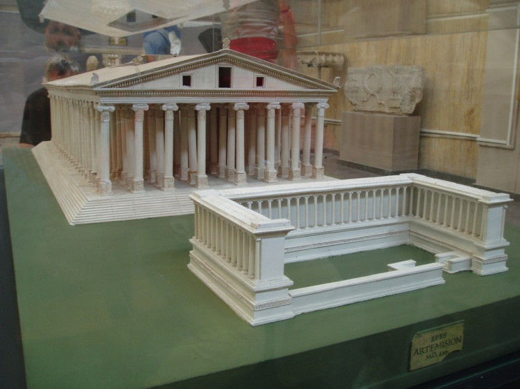 以弗所博物馆（Ephesus Museum），阿尔忒弥斯神庙的模型。这个以弗所博物馆，也是土耳其的这个旅游胜地的参观景点之一，存放着很多出土文物。