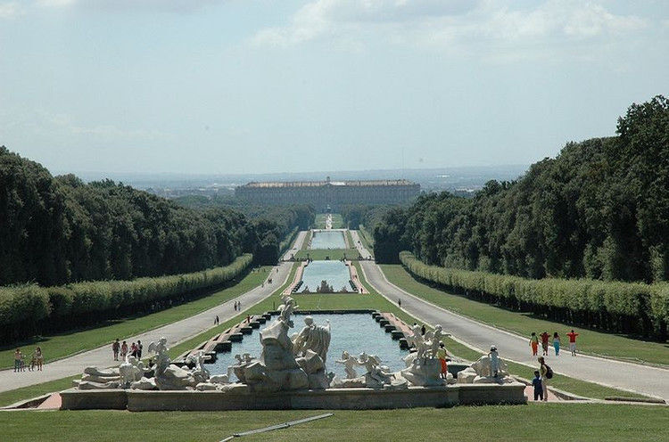 意大利，那不勒斯，卡塞塔宫（Royal Palace of Caserta），被誉为欧洲最漂亮的世界文化遗产。这是从山上向下看卡塞塔宫。