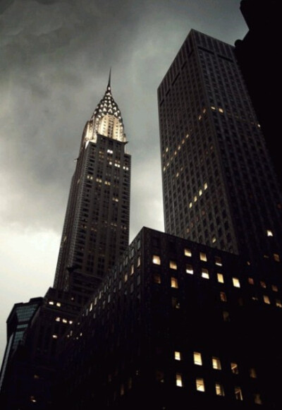 我爱这座大楼，尤其是夜空中