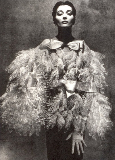 BalenciagaModel is wearing a Creation Haute Couture of Balenciaga,in 1955.