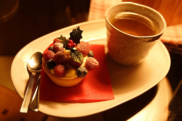 点缀冬青的茶点 by komine_ayako via flickr