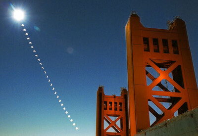 日偏食：日食非常罕见，地球上一年只发生一两次。这张照片是把2002年6月10日从美国加利福尼亚州萨克拉曼多的塔桥(Tower Bridge)上仰望天空拍摄的日偏食照片进行多重曝光合成的。摄影师在两个小时里，每隔5分钟利用太…