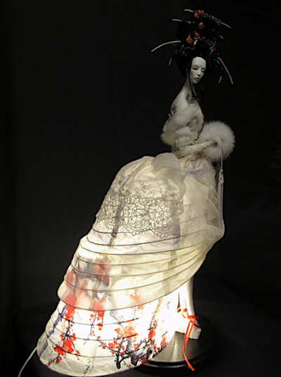 Lena & Katsya Popova，姐妹俩带来新风潮的俄罗斯娃娃，她们的最新作品是“Fashion Moon”和“SKIN”，她们非常喜欢小动物，养了猫和狗，并从它们身上得到了爱和灵感。http://picasaweb.google.co.jp/c.hazeki/LenaK…