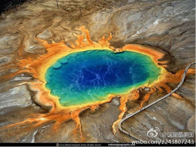 【全球最美温泉】大棱镜泉（Grand Prismatic Spring），直径超过110米，是美国黄石公园中最大的温泉，也被誉为“地球最美丽的表面”~~~在这里泡温泉也太销魂了吧！