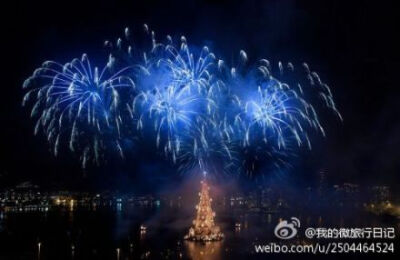 这是世界上最大的漂浮圣诞树，位于巴西里约热内卢罗德里戈—德弗雷塔湖湖面上。这个圣诞树高85米，装有约330万个灯泡，是吉尼斯世界纪录记载的最大的水上圣诞树。 @