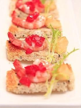 奶酪鲜虾吉士：原料：全麦面包、圣女果、奶酪、鲜虾、苦菊。做法：1、将圣女果切成小丁。2、苦菊洗净撕成小朵。3、面包去边，切成长方形。4、鲜虾洗净去虾头虾线。5、将面包上放上鲜虾圣女果粒码放好。6、挤上奶酪放入烤箱，提前预热热，上下火提前预热180°烤5-8分钟即可。7、奶酪被烤的半化未全化，那种半融的口感将奶酪的香醇全部吊出来了