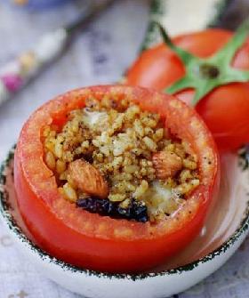  咖喱奶酪番茄盅：原料：大型番茄1个、米饭1小碗、葡萄干1小把、大杏仁10颗、马苏里拉奶酪15g、块状咖喱2块。做法：1、块状咖喱加入2大勺温水，调和均匀，作为咖喱酱待用；2、平底锅中放入少许油，将米饭放入炒散；3、倒入咖喱酱；4、迅速翻炒均匀，使米粒被包裹均匀包裹；5、炒好的咖喱饭中加入洗净的葡萄干，切成丁的奶酪和大杏仁，搅拌均匀；6、将拌好的什锦咖喱饭填入番茄盅，盖上盖子，放入190度预热的烤箱中层，上下火烤8分钟左右即可。