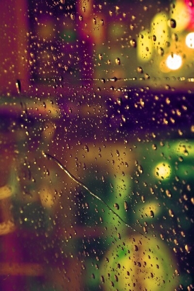 窗前的雨点